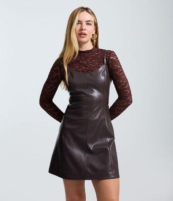 Vestido Skater Curto em PU com Alças Finas