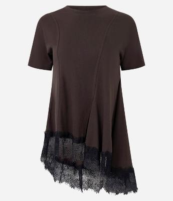 Camiseta em Algodão com Barra Assimétrica e Rendada