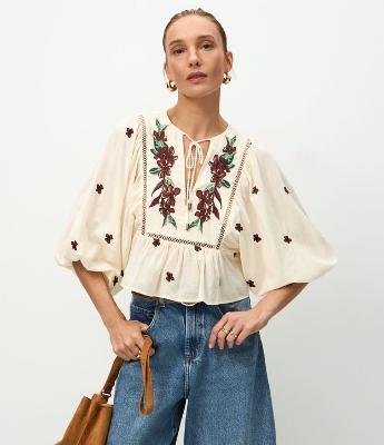 Blusa em Algodão com Bordado Floral e Amarração no Decote
