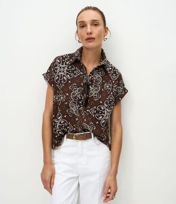 Blusa em Viscose com Gola Alta e Estampa Arabesco