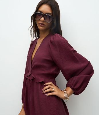 Macacão Curto em Crepe com Babado na Cintura