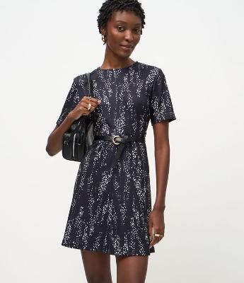 Vestido Curto com Ombreiras e Estampa Abstrata