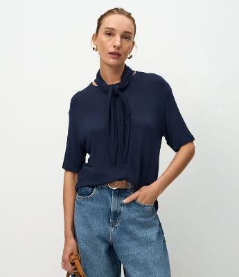 Blusa em Tricô com Gola Laço