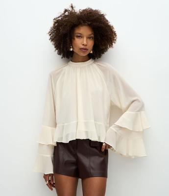 Blusa em Chiffon com Gola Alta e Babados Delicados