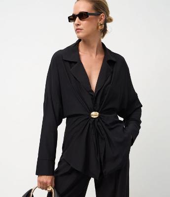 Camisa Ampla Acetinada com Aviamento Central