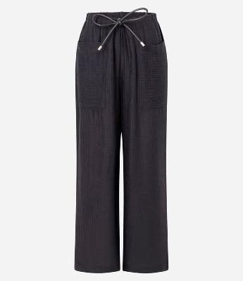 Calça Reta em Viscose com Bolsos Frontais e Cordão para Amarração