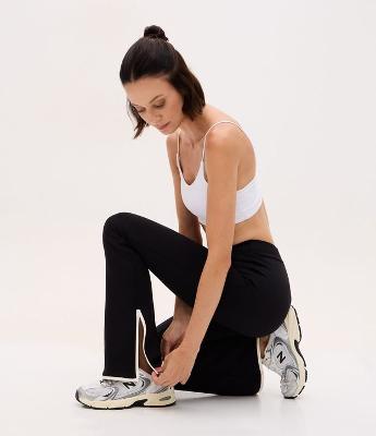 Calça Flare Esportiva em Microfibra com Fenda e Contraste na Barra