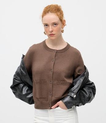 Cardigan em Tricô com Gola Redonda e Bolsos Frontais