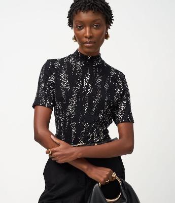 Blusa em Ribana com Golinha Ajustada e Estampa Abstrata