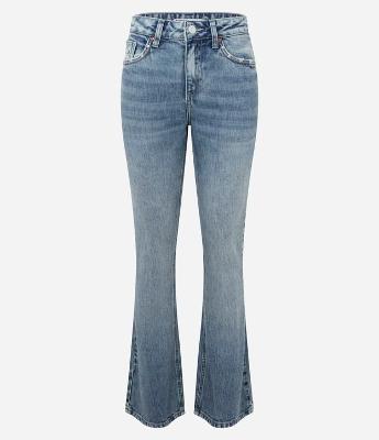 Calça Bootcut em Jeans com Cintura Média e Tachas Estrela