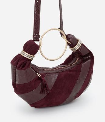 Bolsa Média em Suede com Alça Argola e Recortes Contrastantes