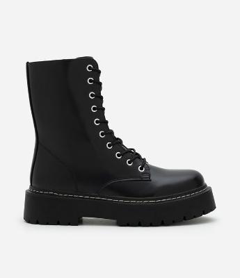 Coturno em PU com Amarração de Cadarço e Sola Tratorada