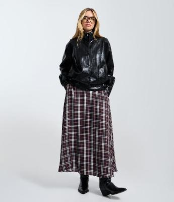 Saia Longa Evasê em Viscose Xadrez com Bolsos