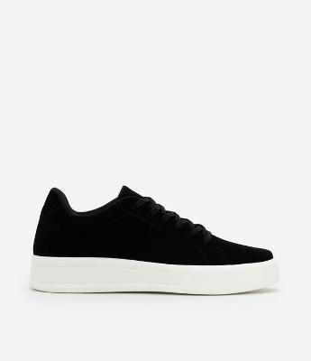 Tênis Casual em Material Sintético Liso