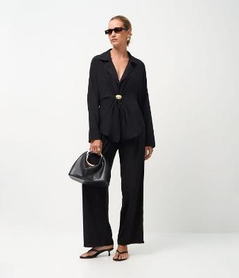 Calça Reta Acetinada com Cós Estruturado e Pregas Frontais