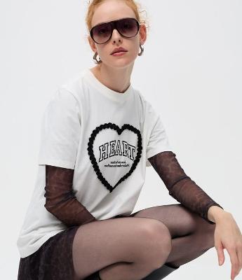 Camiseta em Algodão com Coração em Fita e Lettering Bordado