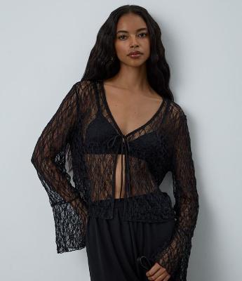 Blusa em Renda com Amarração em Laço e Brilhos Aplicados