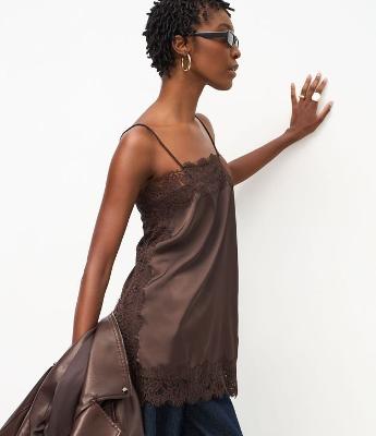 Blusa Acetinada com Decote Quadrado e Renda Aplicada