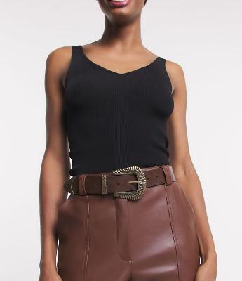 Cinto Médio com Fivela e Detalhes Metálicos Trabalhados