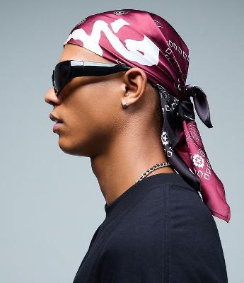 Lenço em Cetim com Lettering Evom