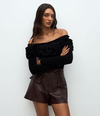 Blusa Ombro a Ombro com Aplicação Volumosa de Flores