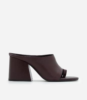 Sandália Mule em Couro com Salto Bloco e Dedeira