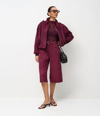 Bermuda Alongada em Suede com Cinto Faixa