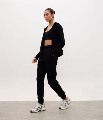 Calça Jogger Esportiva em Moletom com Recortes Canelados