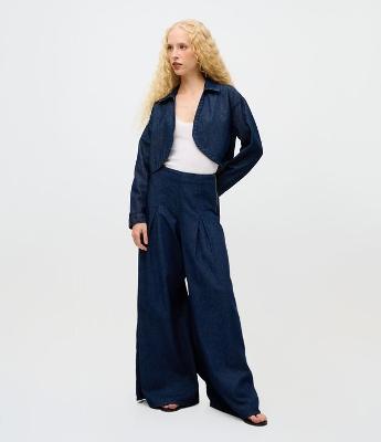 Calça Pantalona em Jeans com Cintura Alta e Pregas