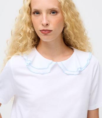 Camiseta Decote Canoa e Babados com Pesponto Contrastante