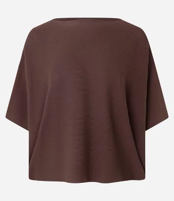 Blusa Curta em Tricô com Decote Canoa e Mangas Amplas