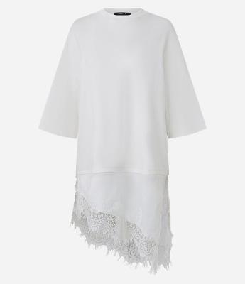 Camiseta Oversized em Algodão com Renda Assimétrica na Barra