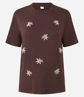 Camiseta em Viscose com Flores Bordadas