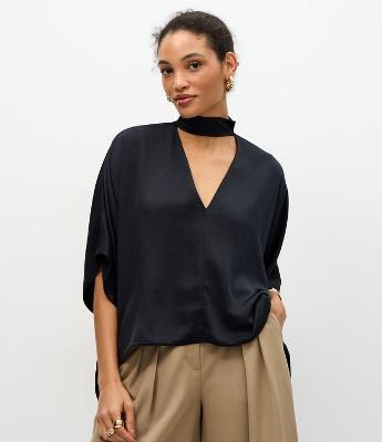 Blusa em Cetim com Gola Alta e Manga Esvoaçante
