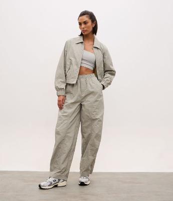 Calça Balloon Esportiva em Poliamida com Recortes e Bolsos