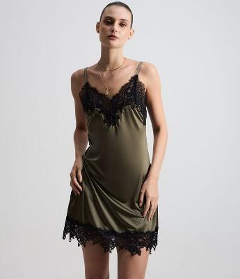 Camisola em Microfibra com Detalhes Rendados