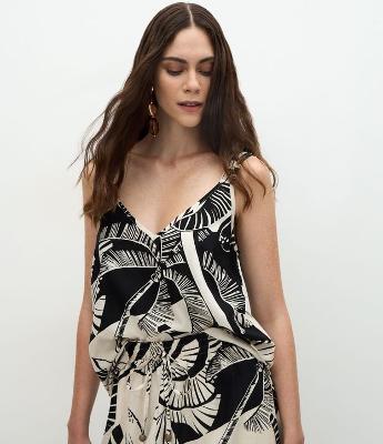 Blusa em Viscolinho com Alça Detalhada e Estampa Coqueiros