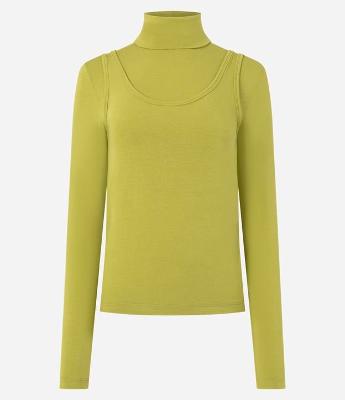 Blusa em Viscose com Sobreposição e Gola Alta