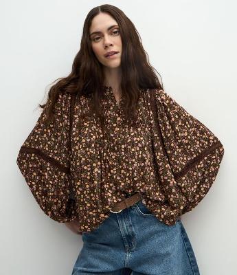 Blusa em Viscose com Mangas Bufantes e Estampa Floral