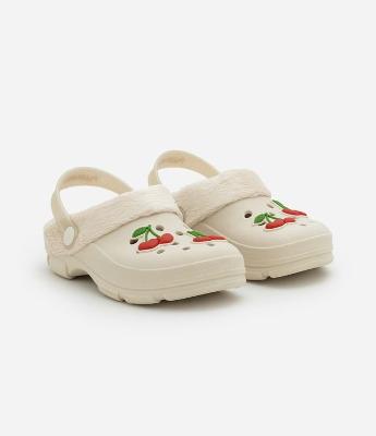 Sandália Infantil Babuche com Pelinhos e Patch Cereja – Tam 25/26 a 33/34