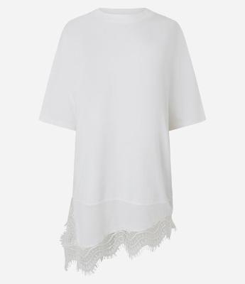 Camiseta Oversized em Algodão com Barra Assimétrica em Renda