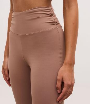 Calça Flare Esportiva com Franzido Lateral e Fenda na Barra