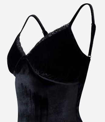 Vestido de Alcinha em Veludo com Decote Rendado e Barra Assimétrica