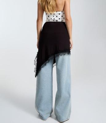 Saia em Crepe com Barra Assimétrica Rendada