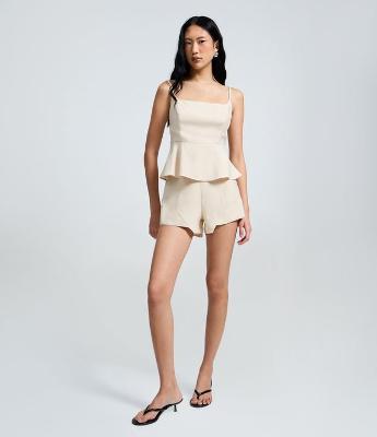 Short Mini em Viscose Alfaiatado com Recorte Assimétrico