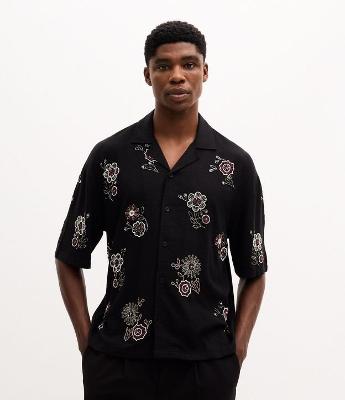 Camisa Manga Curta com Bordado Floral de Miçangas