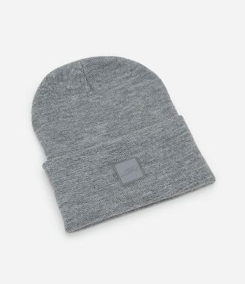 Gorro em Efeito Tricô Liso com Etiqueta Emborrachada