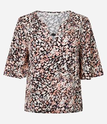 Blusa Estampada em Viscose com Aviamento no Decote