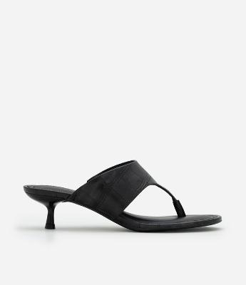 Sandália em PU Texturizado com Salto Kitten Heel