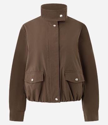 Jaqueta Corta Vento com Gola Alta e Bolsos Frontais